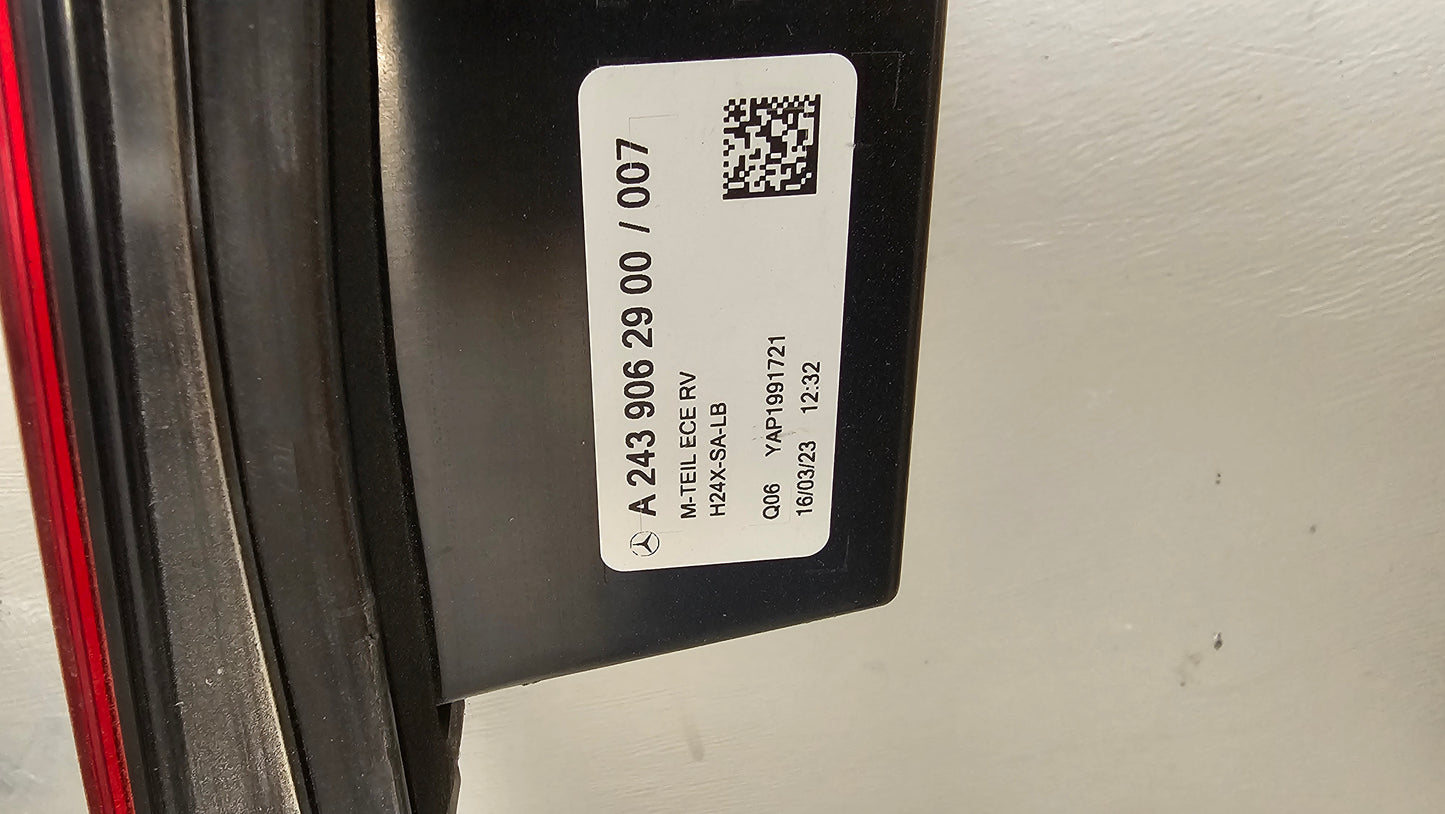 Feu Arrière Central Mercedes-Benz EQA H243 – Réf. A2439062900 | Barre LED Coffre